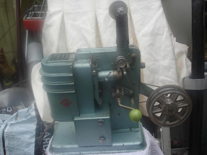 Vintage Handmatige Filmprojector EKA Jaren ’30, Verzamelen, Foto-apparatuur en Filmapparatuur, Projector, Voor 1940, Ophalen