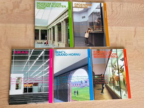 Série de 5 guides muséaux -- De Standaard Museumcollectie, Livres, Art & Culture | Arts plastiques, Comme neuf, Autres sujets/thèmes