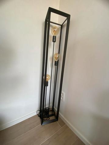 Moderne lamp beschikbaar voor biedingen