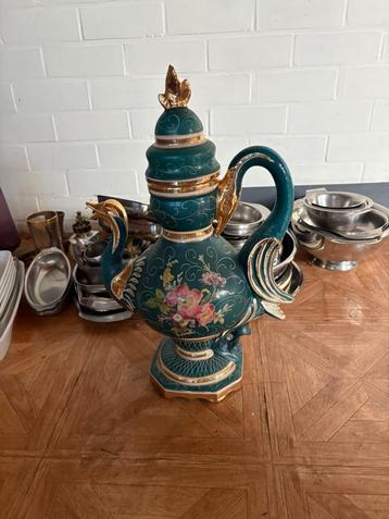 Vaas met deksel beschikbaar voor biedingen