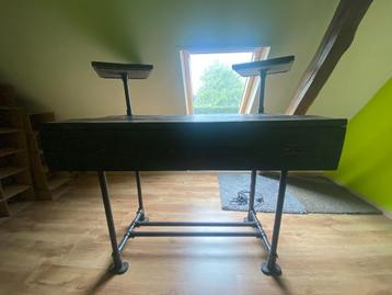 Zelfgemaakte DJ tafel / DJ booth uit steigerhout met LED beschikbaar voor biedingen