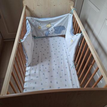 Babybedje met matras en beddegoed beschikbaar voor biedingen