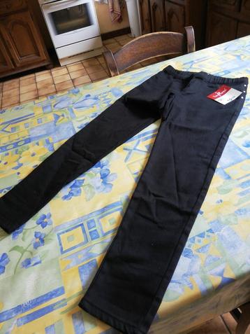 Pantalon fille noir. Taille 12 ans. Neuf. 