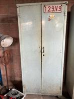 Metalen fabriekskasten lockers, Ophalen