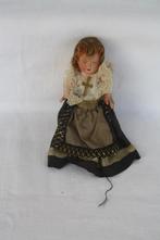 Oud gekleed popje met nr. 9 in een soort celluloid, Verzamelen, Poppen, Gebruikt, Ophalen of Verzenden, Pop