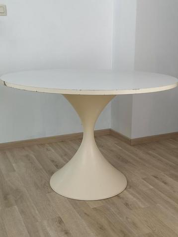 ronde vintage eettafel  beschikbaar voor biedingen