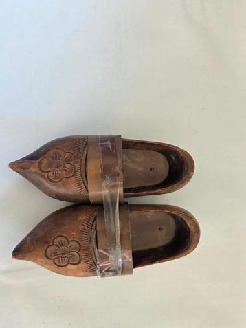 Authentieke houten klompen met bloemen beschikbaar voor biedingen