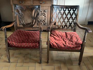 2 antieke houten zitplaatsen/fauteuils beschikbaar voor biedingen