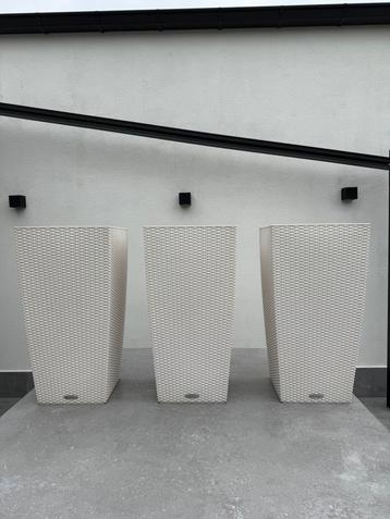 3 witte hoge bloembakken Lechuza beschikbaar voor biedingen