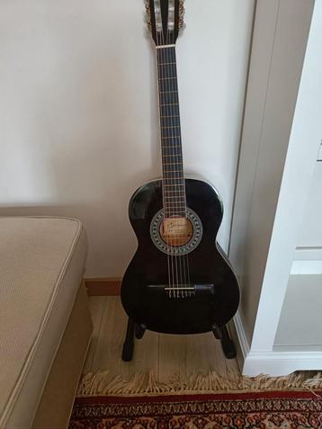 Gitaar merk Gomez, 3/4 gitaar, met pupiter en staander