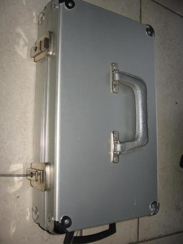 Nieuwe aluminium koffer met 6 vakken beschikbaar voor biedingen