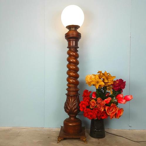 Lampe sur pied torsadée antique en ronce de noyer jacobéen, Maison & Meubles, Lampes | Lampadaires, Utilisé, 100 à 150 cm, Bois