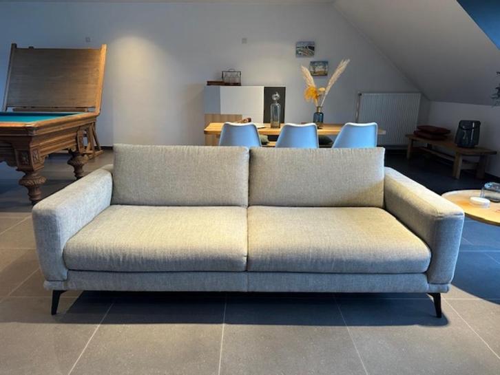 Natuzzi Wessex zetel en poef, Huis en Inrichting, Zetels | Zetels, Zo goed als nieuw, Rechte bank, Driepersoons, 200 tot 250 cm