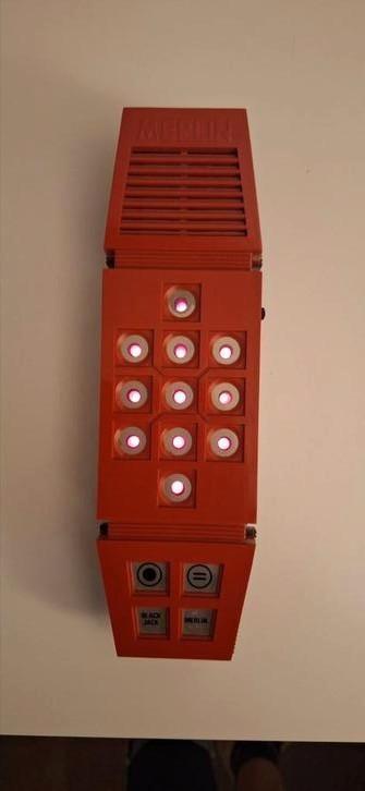 Merlin, un compagnon de jeu électronique beschikbaar voor biedingen