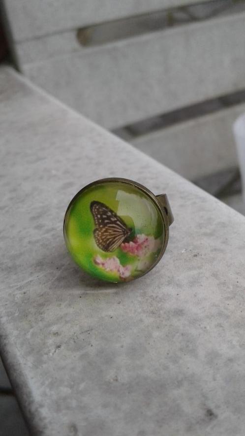 New Papillon cabochon ring op een roze en groene achtergrond, Handtassen en Accessoires, Ringen, Nieuw, Groen, Ophalen of Verzenden