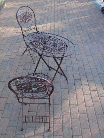 Set de jardin en fer forgé et fonte ( table et 2 chaises )