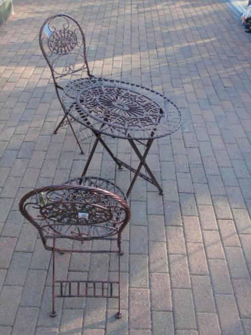 Tuinset van smeedijzer en gietijzer (tafel en 2 stoelen), Tuin en Terras, Tuinmeubel-accessoires, Nieuw, Ophalen