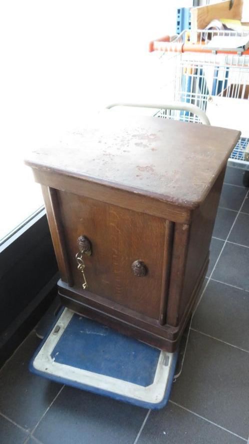 oude brandkast 65h x 50b x 43d, Antiek en Kunst, Curiosa en Brocante, Ophalen