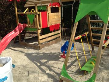 Speelhuis met schommels, glijbaan en wip beschikbaar voor biedingen