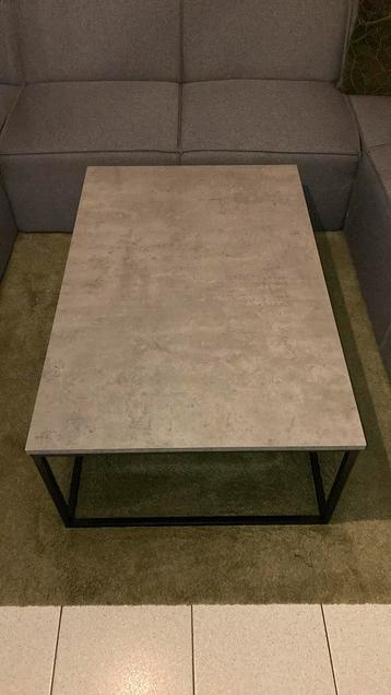 Leuke salontafel en licht van gewicht  beschikbaar voor biedingen