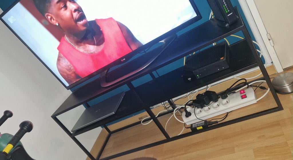 VIRUM tv-meubel van zwart metaal, Huis en Inrichting, Kasten |Televisiemeubels, Ophalen, Metaal