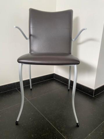 Eetkamerstoelen in bruin leder beschikbaar voor biedingen