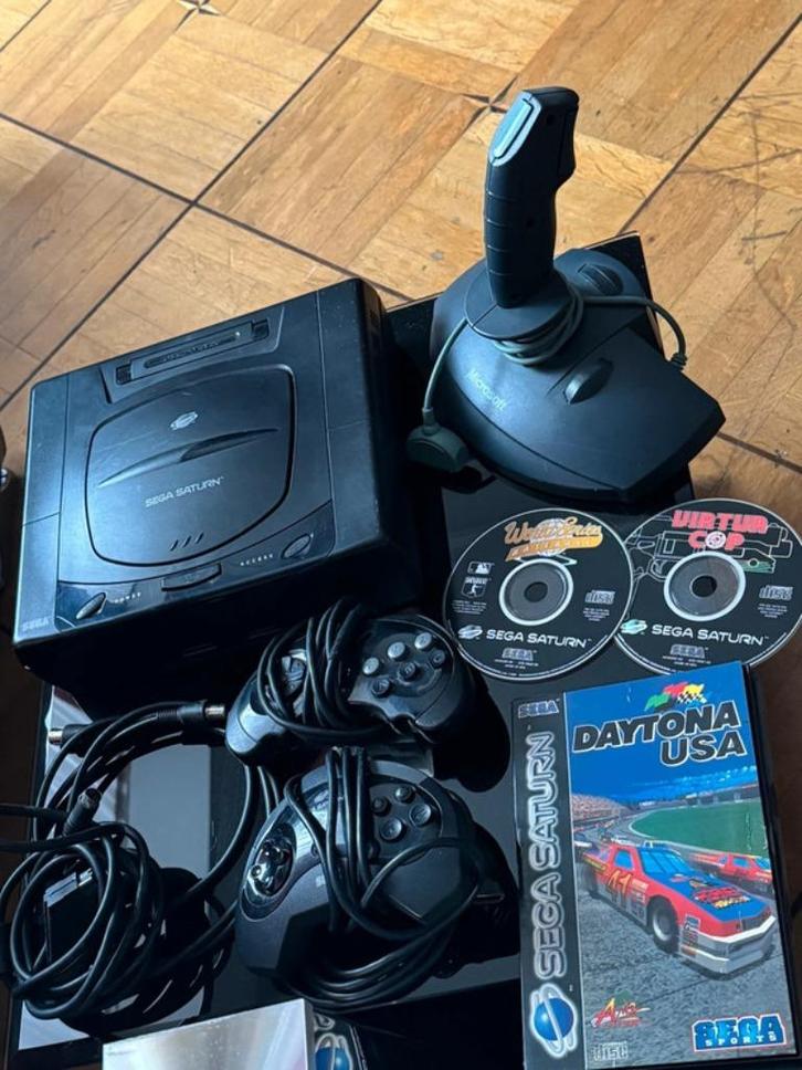 Sega Saturn complete 3 games met 2 controllers en accessoire, Games en Spelcomputers, Spelcomputers | Sega, Zo goed als nieuw