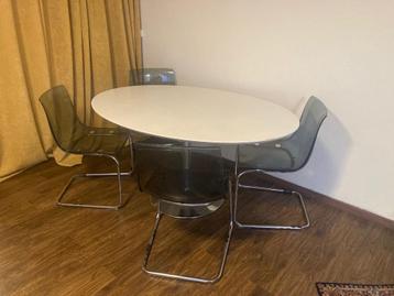 Tafel met 4 stoelen  beschikbaar voor biedingen