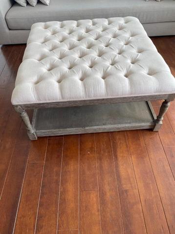 Gestoffeerde salontafel Flamant stijl, gepatineerd hout beschikbaar voor biedingen