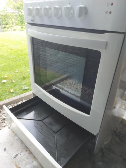 Keramisch fornuis met hete lucht oven, Elektronische apparatuur, Fornuizen, Gebruikt, Vrijstaand, Keramisch, 4 kookzones, 85 tot 90 cm