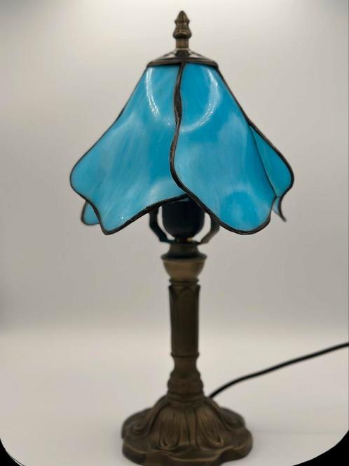 Unieke vorm met bloemachtig ontwerperp en Led inbegrepen, Antiek en Kunst, Antiek | Verlichting, Ophalen of Verzenden