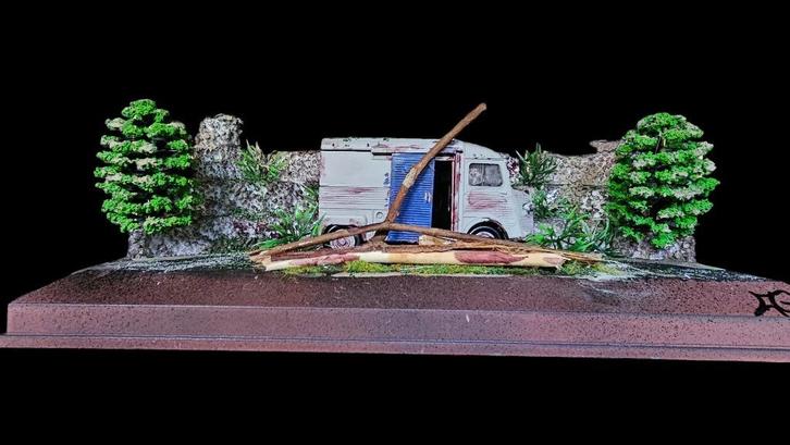 Diorama Abandoned Citroen HY, Verzamelen, Overige Verzamelen, Gebruikt, Ophalen of Verzenden