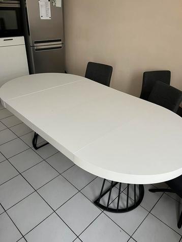 Uitschuifbare witte eettafel met zwarte poten beschikbaar voor biedingen