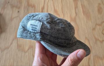 Leuk grijzig  babypetje met 'Coolest little dude' voor 3-6M beschikbaar voor biedingen