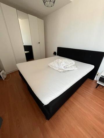 Zwarte boxspring gratis beschikbaar voor biedingen