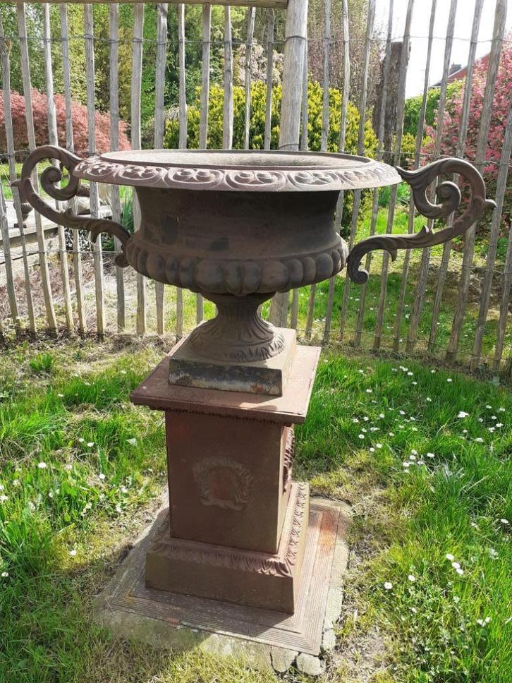 SUPERBE ET GRANDE VASQUE EN FONTE PATINEE ROUILLE SUR SOCLE, Jardin & Terrasse, Vases de jardin, Utilisé, Enlèvement