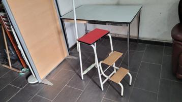 oud vintage Formica krukje kleur rood wit beschikbaar voor biedingen