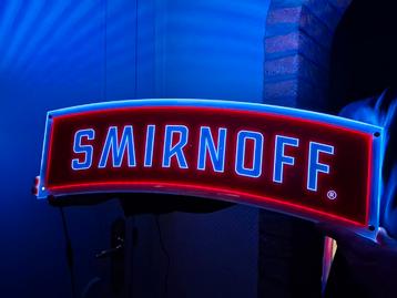 Lichtreclame Smirnoff wodka beschikbaar voor biedingen