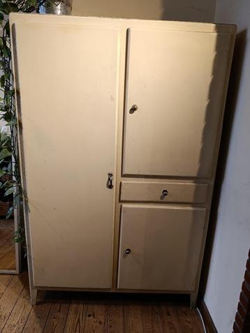 Armoire sur pied beschikbaar voor biedingen
