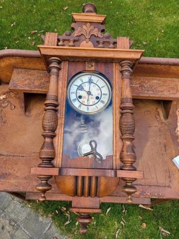 Horloge suspendue, Enlèvement