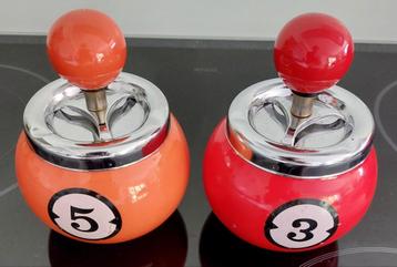 2 push-down asbakken in de vorm van een biljartbal beschikbaar voor biedingen