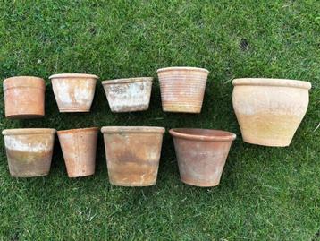 9 potten terra-cotta prima staat samen 25 euro.  beschikbaar voor biedingen