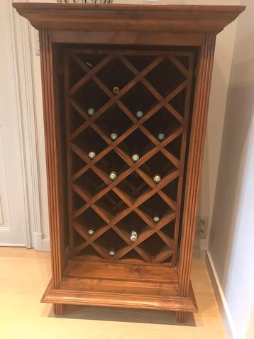 Massief houten wijnkast – klassieke stijl beschikbaar voor biedingen