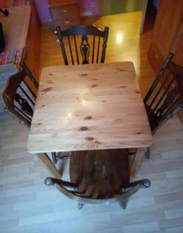 Table carrée et 4 chaises en bois 