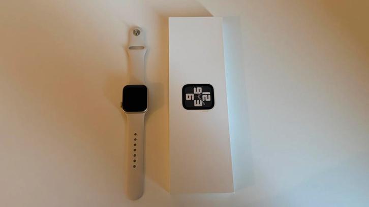 Apple watch SE GPS 40mm S/M, Handtassen en Accessoires, Smartwatches, Nieuw, iOS, Ophalen