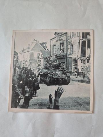 Foto tanks in Sainte-Mère-Église op 7 juni 1944 WOII

 beschikbaar voor biedingen