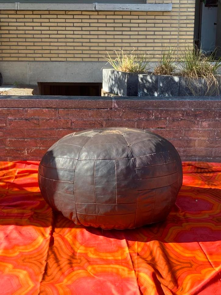 Vintage retro patina leren poef nieuwe rits en vulling., Huis en Inrichting, Zetels | Voetbanken en poefs, Rond, Leer, Ophalen