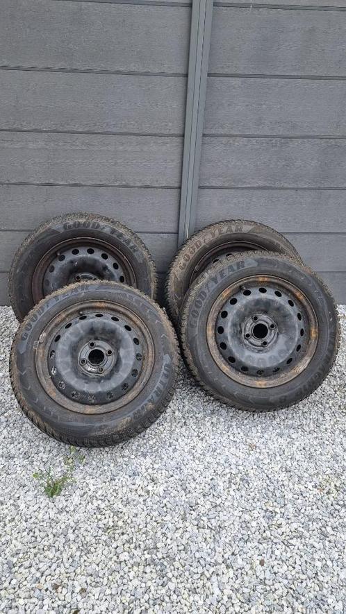 4 banden 185/65r15 88t goodyear ultragrip 8, Auto-onderdelen, Banden en Velgen, Band(en), Winterbanden, Personenwagen, Gebruikt