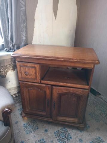 Eiken Tv-kast beschikbaar voor biedingen