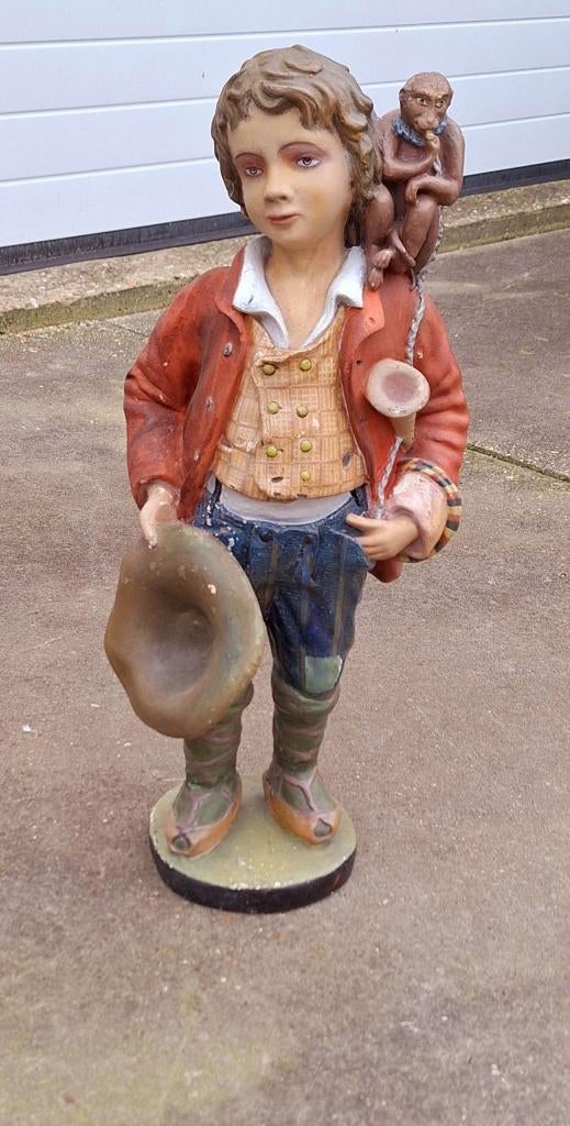 Vintage gispen beeld zigeuner-, kermis-, draaiorgel jongen., Ophalen